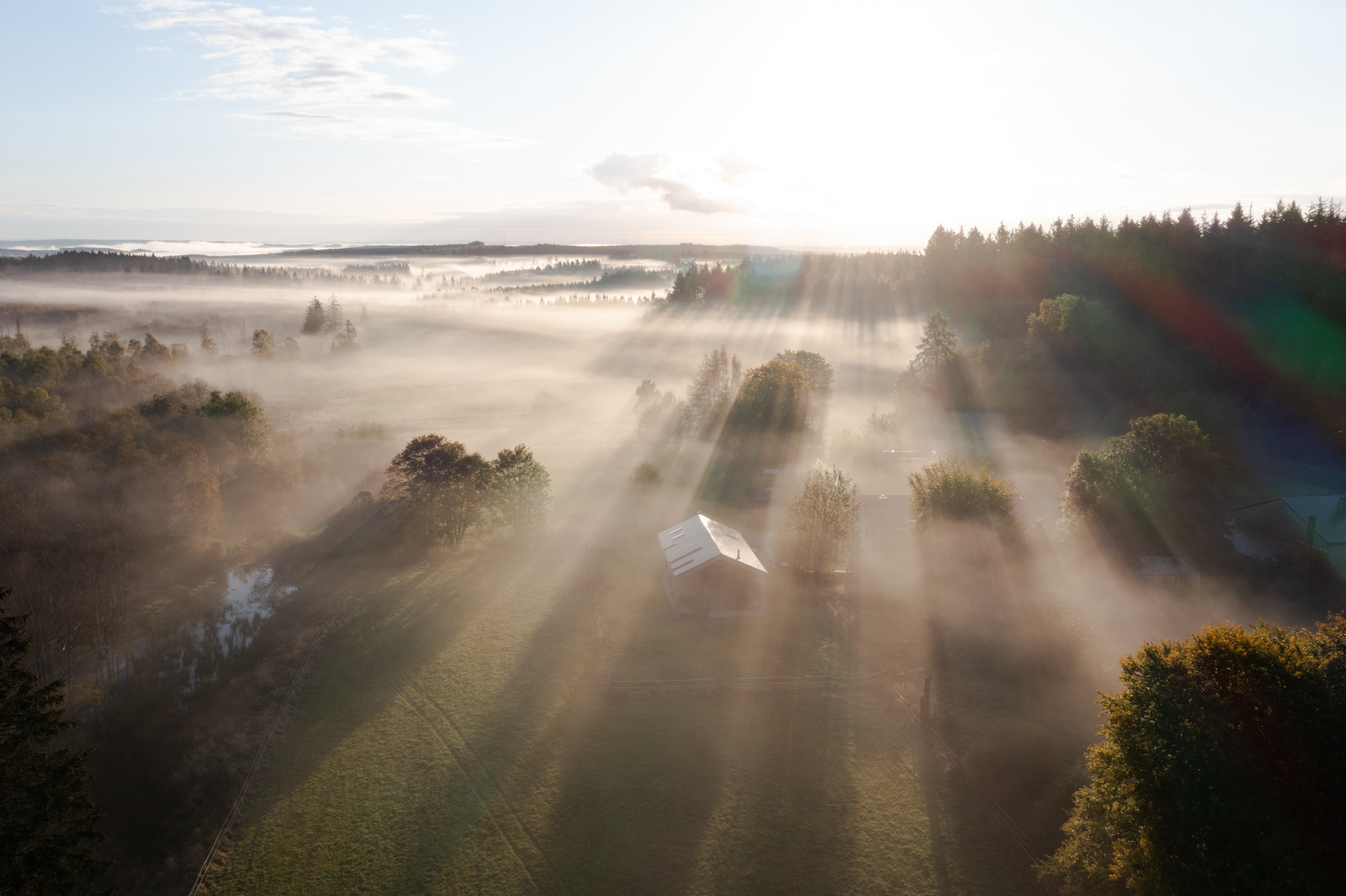 Vue aérienne de Pisserotte sous la brume et les rayons du soleil