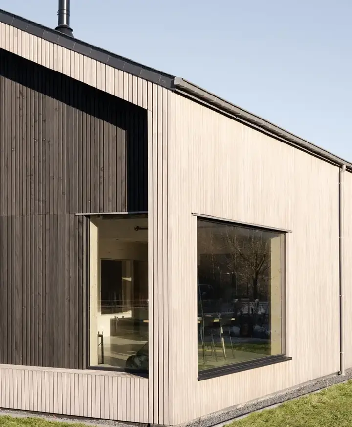 Façade en bois de Metsä avec grande baie vitrée